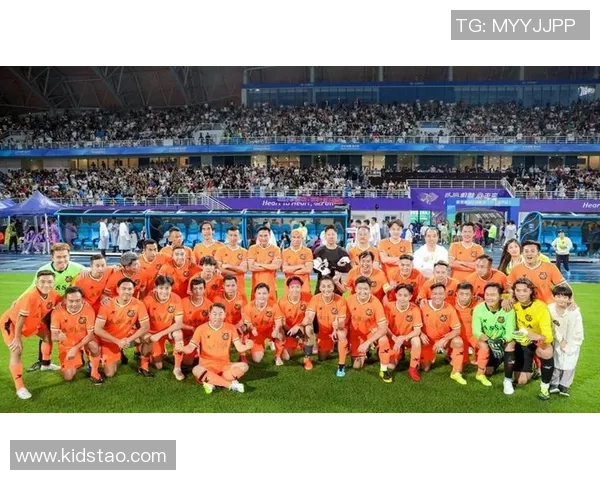 香港足球明星队成龙携手展现足球魅力助力青少年运动发展