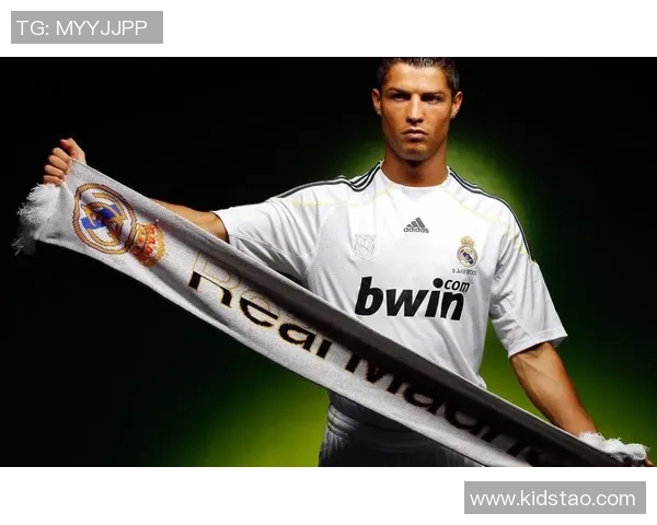 在浪漫巴黎街头邂逅足球巨星的奇妙瞬间与故事